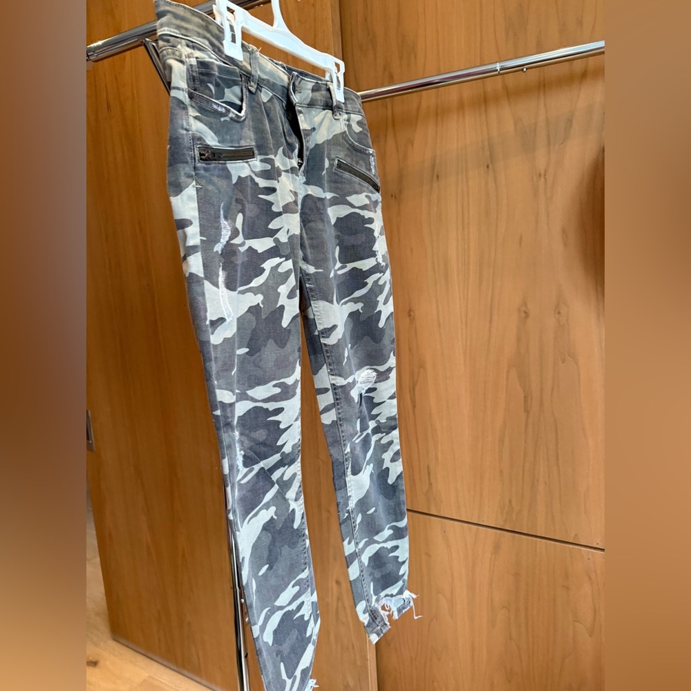 Pre-Loved Zara Greige/Green Camouflage Cropped Skinny Jeans in size 8 - Picture 2 of 8